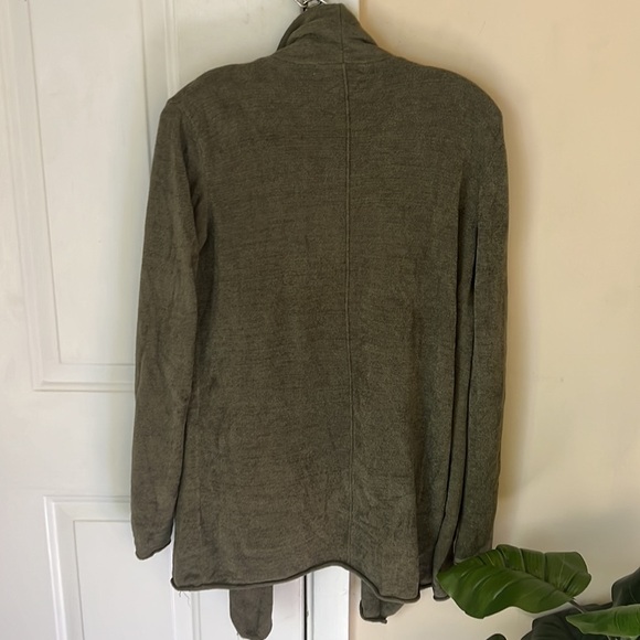 Barefoot Dreams Water fall
Olive Open Front Cardigan Size M - Picture 5 of 15